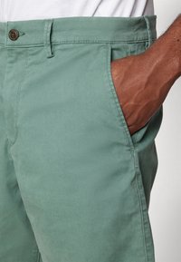 GAP ESSENTIAL SHORT - Šortky - laurel wreath green