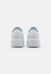 Vita sneakers med en slät läderöverdel, rundad form, vadderad krage och ljusblå detaljer. Har en diskret logotyp på hälen.