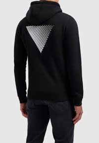 Zwarte hoodie met een groot wit gestreept driehoekpatroon op de achterkant. Gemaakt van een zachte stof met ribgebreide manchetten en zoom.