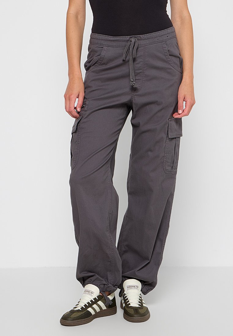 Spodnie cargo w ciemnoszarym kolorze, z elastycznym pasem i sznurkiem, kieszeniami bocznymi oraz dwoma kieszeniami cargo na udach.