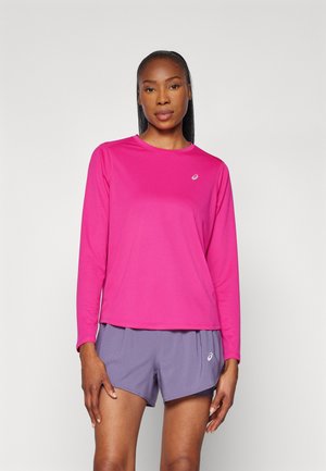 Fuchsia langärmliges Sportoberteil mit Rundhalsausschnitt, kombiniert mit helllilanen Netzshorts. Verfügt über ein dezentes Logo auf der Brust.