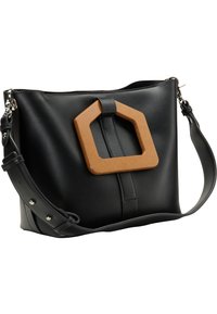 Bolso de hombro de cuero negro con un acento geométrico de madera marrón, que presenta una textura suave, correa ajustable y un diseño minimalista.