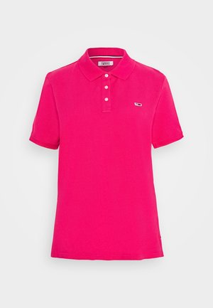 Jasnoróżowa koszulka polo z krótkim rękawem, z trzema białymi guzikami i małym logo Tommy Jeans na piersi.