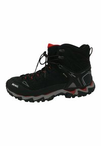 Botas de senderismo negras con acentos rojos, fabricadas con material duradero, que cuentan con un collar alto, superficie texturizada y suela resistente para tracción.