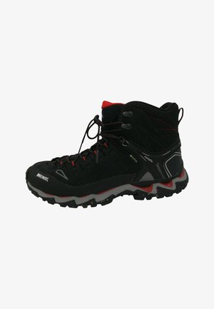 Botte de randonnée noire avec des accents rouges, fabriquée en matériau durable, dotée d'un col haut, d'une surface texturée et d'une semelle extérieure robuste pour l'adhérence.