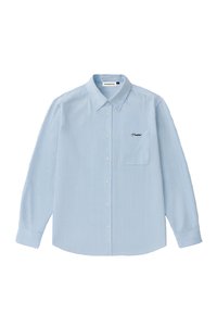 Chemise à manches longues à rayures verticales bleu clair et blanc, avec col, boutonnée sur le devant, poche poitrine et petit logo brodé sur la poitrine gauche.