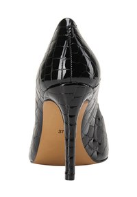 Scarpa nera con tacco alto, caratterizzata da una finitura lucida con effetto coccodrillo in rilievo, punta affusolata e tacco stiletto sottile; taglia etichettata come 37 sulla suola.