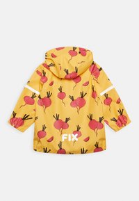 Geel kinderregenjack met een rood bietpatroon, capuchon, elastische manchetten en reflecterende witte strepen op de mouwen.