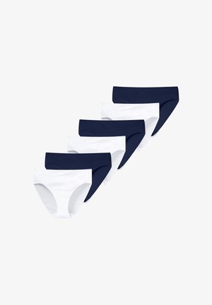 Sette paia di mutandine da donna a vita bassa, alternate bianche e blu navy, disposte in una pila sfalsata.