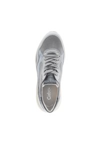 Grauer Sneaker mit einer Kombination aus glatten und strukturierten Materialien, Schnürdesign, gepolsterter Schuhkragen und einer hellen Gummisohle.