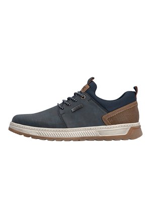 Dunkelblauer und brauner Freizeitsneaker mit weißer Sohle, schwarzen Schnürsenkeln, strukturiertem Fersenbereich und Lederelementen, in Seitenansicht dargestellt.