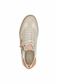 Sneaker sportivo con tomaia in suede beige chiaro e pelle crema. Include dettagli arancioni, chiusura con lacci e una cerniera laterale.