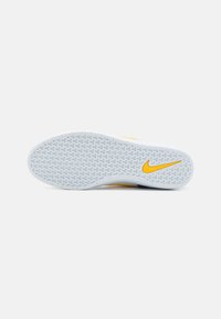 Nike SB FORCE 58 UNISEX - Treniņu apavi - court purple/amarillo/white