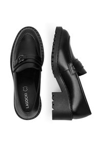 Čierne kožené mokasíny so štvorcovou špičkou, detailom pracky a textúrovanou podrážkou. Majú masívny podpätok a švy pozdĺž okrajov.