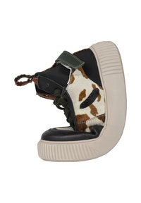 Sneaker alta con una combinazione di tessuto nero, pelle di mucca con macchie marroni, accenti verdi e una suola spessa di colore crema. Dettagli testurizzati in tutto il design.