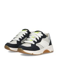 Sneakers med en kombination af marineblåt ruskind og hvidt læder, med kraftige hvide snørebånd, perforeringer på tåen og en beige gummisål.
