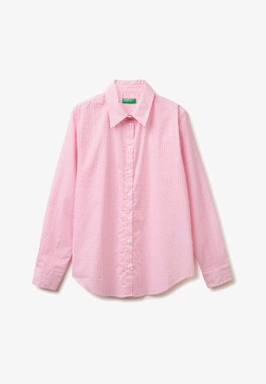 Růžová košile s dlouhým rukávem na zapínání na knoflíky s drobným vzorem červených čtverců a špičatým límečkem, zobrazená na rovném bílém pozadí.