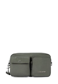 Borsa a tracolla verde in tessuto con due tasche frontali, hardware argentato e chiusura con zip. Presenta un logo impresso sul davanti.