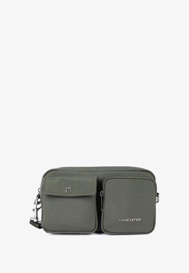 Borsa a tracolla verde in tessuto con due tasche frontali, hardware argentato e chiusura con zip. Presenta un logo impresso sul davanti.