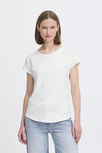 Balts aplis kakla T-krekls ar īsām salocītām piedurknēm, izgatavots no gludas auduma. Saskaņots ar gaiši ziliem taisnā stila džinsiem, kuriem ir viegla izbalēšana.