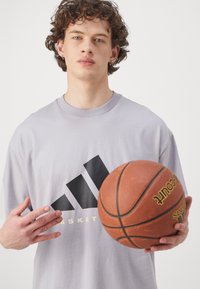 adidas Performance TEE - Camiseta estampada - glory grey