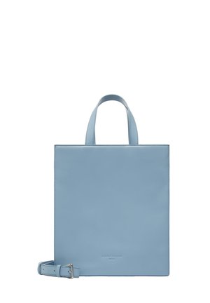 Jasnoniebieska skórzana torba typu tote w kształcie kwadratu, z dwiema rączkami i odpinanym paskiem na ramię, z tłoczonym logo marki niedaleko dolnego środka.