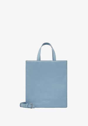 Jasnoniebieska skórzana torba typu tote w kształcie kwadratu, z dwiema rączkami i odpinanym paskiem na ramię, z tłoczonym logo marki niedaleko dolnego środka.