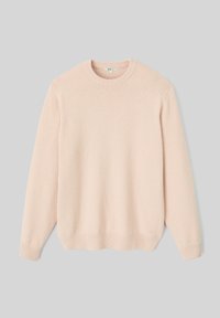 Pull en tricot rose clair avec un col rond, des manches longues, et des poignets et un ourlet côtelés. Texture douce, coupe standard, sans motifs.