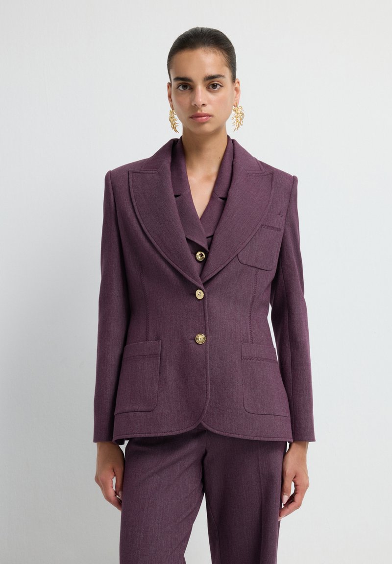 Paarse op maat gemaakte blazer van gestructureerde stof, met een brede revers, twee voorzakken en knopen in goudkleur.