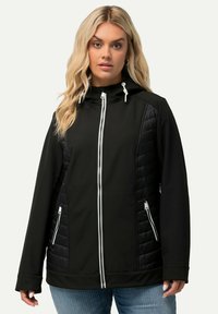 Černá bunda s prošívaným bočním designem, předním zipem, dvěma bočními kapsami a kapucí. Má bílé zipové detaily a hladký povrch.