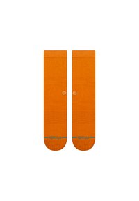 Orange crew sokker med et struktureret strikdesign, en blå accentstribe nær mansjetten og et lille logo på hver sok.