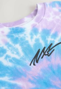 Next RELAXED FIT TIE DYE GRAPHIC - Apdrukāts T-krekls - purple blue