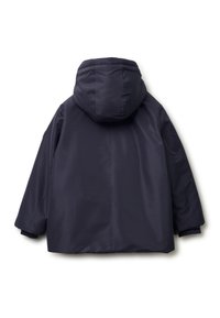 Dunkelblaue isolierte Jacke mit großer Kapuze, elastischen Bündchen und einer glatten, matten Oberfläche. Das Design ist einfach, ohne sichtbare Muster oder Akzente.