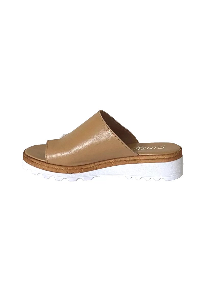 Sandalo slip-on in finta pelle color tan con una soletta avvolta in sughero e una suola esterna in gomma bianca. Caratterizzato da una superficie liscia e un design open-toe.
