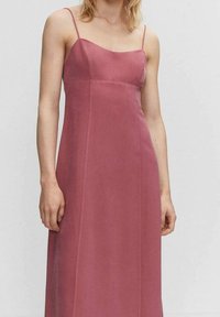 Langes, enganliegendes Kleid aus weichem, rosafarbenem Stoff. Besitzt dünne Spaghettiträger und einen geraden Ausschnitt mit Nahtdetails.