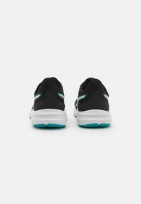 Chaussures de sport noires avec une tige en mesh, semelle intermédiaire blanche et accents teal. Présentent un design épuré et un talon rembourré pour le confort.