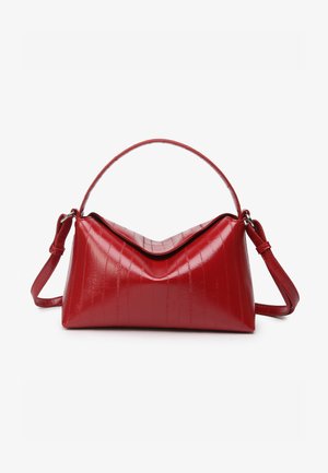 Rode handtas gemaakt van glanzend materiaal met een gestructureerde vorm. Voorzien van een gebogen handvat, een verstelbare riem en verticale, geperste patronen.