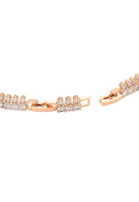 Bracciale in oro rosa con intricati anelli decorati con cristalli trasparenti a taglio rotondo. La chiusura ha un semplice design ingegneristico per una facile indossabilità.
