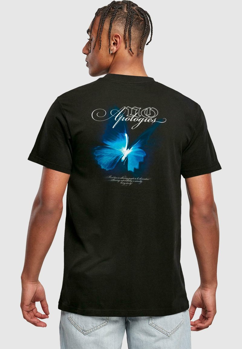 Sort t-shirt med et stort blåt sommerfugle-grafik på ryggen, med stiliseret hvid tekst ovenfor og under designet.