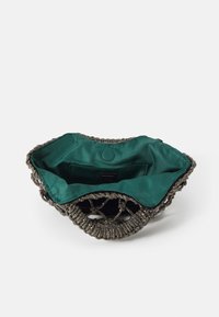 Clutch-Tasche mit einem gewebten metallischen Außenmaterial. Das Innere verfügt über ein grünes Satin-Futter und eine kleine Tasche. Texturierter Besatz entlang der oberen Kante.