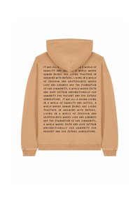 Brauner Kapuzenpullover mit einer Kängurutasche. Mit schwarzem Text, der über den Rücken gedruckt ist. Gerippte Bündchen und Saum. Weicher Stoff.