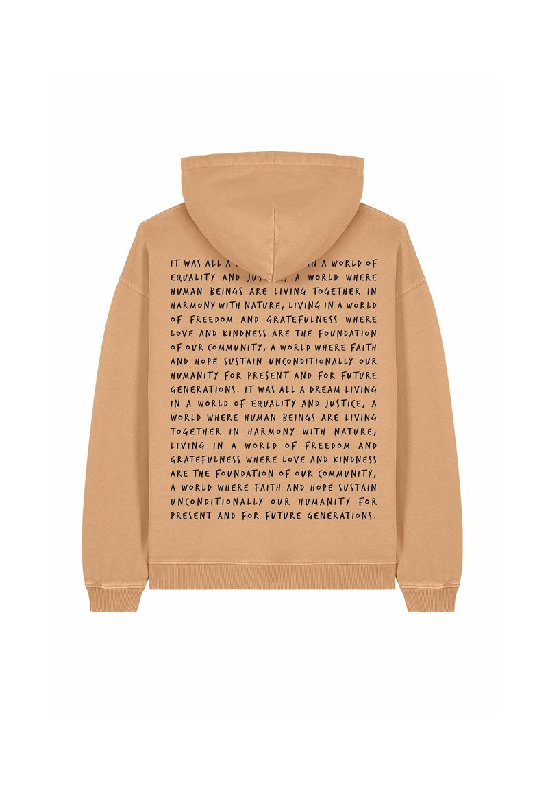 Brauner Kapuzenpullover mit einer Kängurutasche. Mit schwarzem Text, der über den Rücken gedruckt ist. Gerippte Bündchen und Saum. Weicher Stoff.