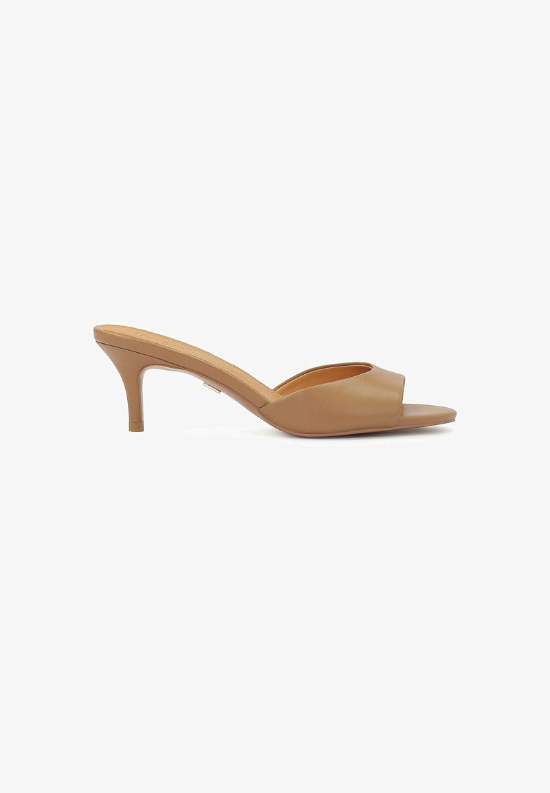 Mule beige à bout ouvert avec un talon stiletto de hauteur moyenne et une large bride en cuir sur le devant.