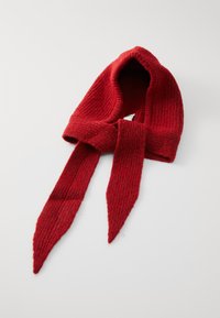 Punainen neulottu huivi, jossa on huppu, ominaisuutena ribbitekstuuri ja kaksi pitkää nauhaa kiinnittämistä varten, valmistettu pehmeästä ja lämpimästä materiaalista.