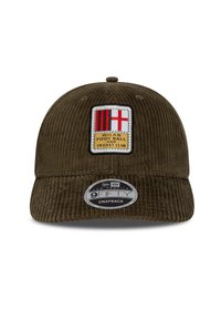 Cappellino snapback in corduroy marrone con un patch con strisce rosse e bianche e una croce, etichettato "Milan Football and Cricket Club".