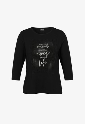 Chemise noire à manches trois-quarts avec un carré argenté pointillé et le texte « Esprit magnifique, vibrations puissantes, vie fabuleuse » en script et en impression.