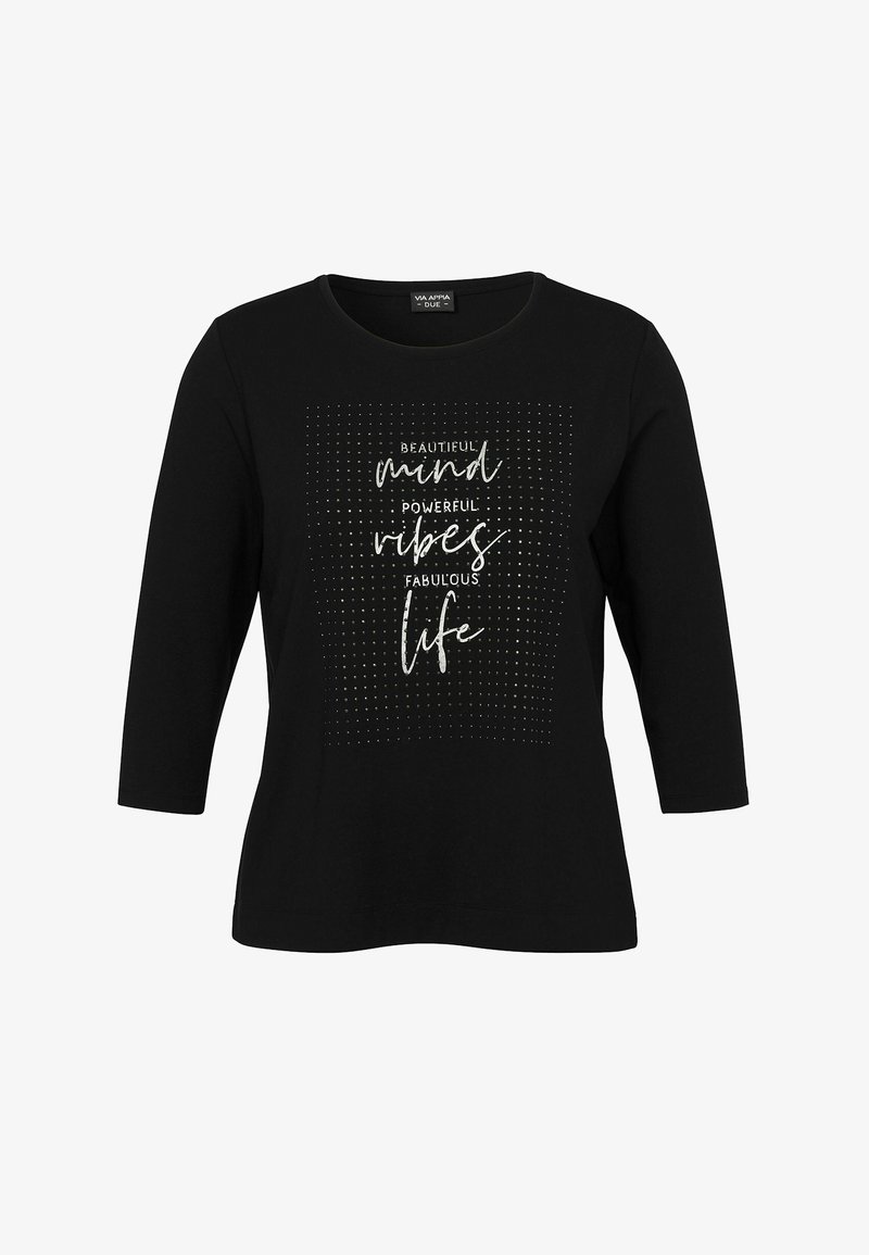 Schwarzes Shirt mit dreiviertel Ärmeln, versehen mit einem silbernen gepunkteten Quadrat und dem Text "Beautiful mind, powerful vibes, fabulous life" in Schriftzug und Druck.