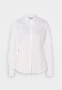 Chemise blanche à manches longues avec boutons, col pointu et silhouette ajustée présentée sur fond uni.
