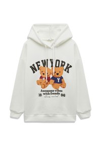 Sudadera blanca con un gráfico frontal de dos osos de dibujos animados vistiendo camisetas coloridas. El texto dice "NUEVA YORK" y "Vibras increíbles con amigos."