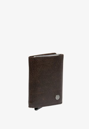 Bruine leren portefeuille met een textuurafwerking, compact ontwerp en een zilveren knoopaccent aan de voorkant. Voorzien van een zijclip voor een veilige sluiting.